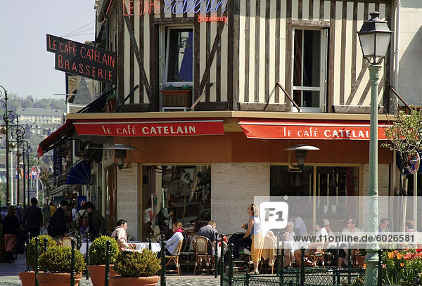Fachwerk Open-Air-Cafés  Deauville  Calvados  Normandie  Frankreich  Europa