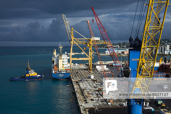Containerschiff in Bridgetown  Barbados  Antillen  Karibik  Mittelamerika