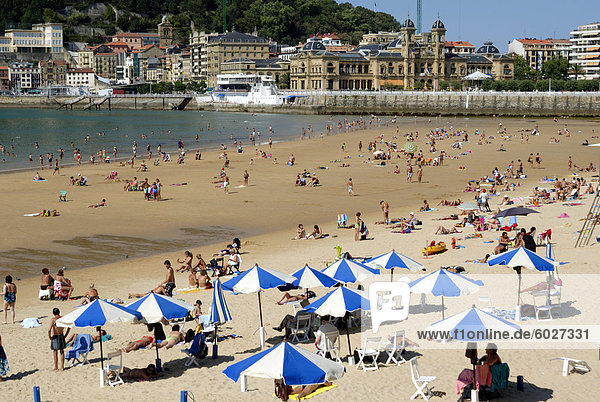 Strand und der Stadt anzeigen  San Sebastian  baskische Land  Baskenland  Spanien  Europa