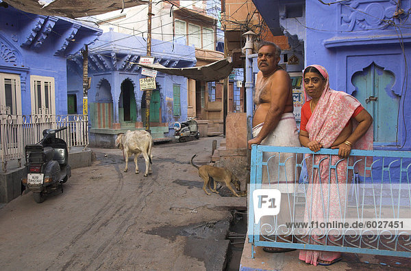 Paar ständigen außerhalb blau lackierten Wohn Haveli  Altstadt  Jodhpur  Rajasthan Zustand  Indien  Asien