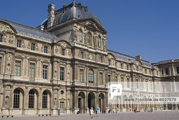 Blick auf das Louvre-Museum  Paris  Frankreich  Europa