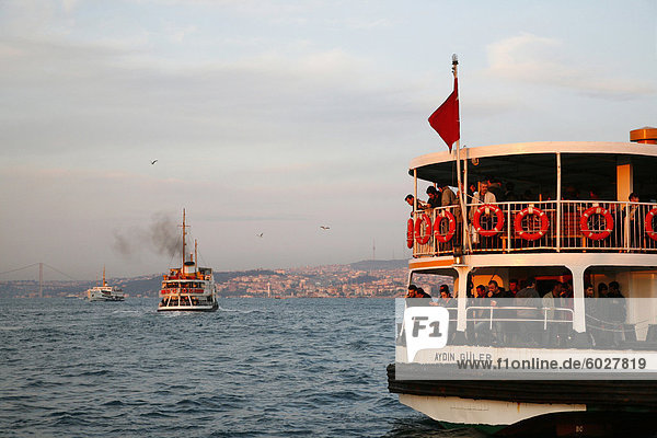 Menschen auf dem Boot überqueren das Bosporus  Istanbul  Türkei  Europa