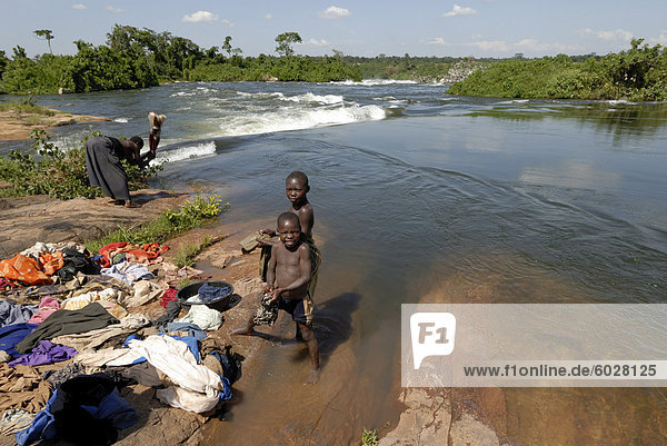 Einheimischen waschen ihre Wäsche im Nil  Uganda  Ostafrika  Afrika