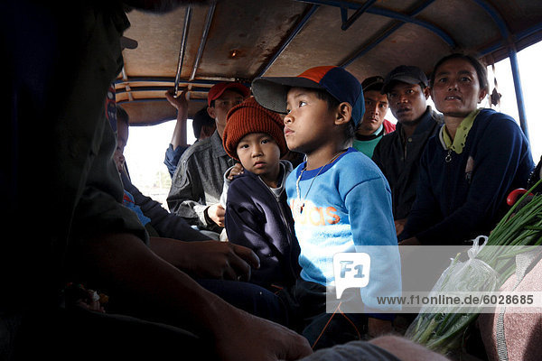 Einheimischen Reisen mit den öffentlichen Verkehrsmitteln bezeichnet ein Sawngthaew  Indochina  Laos  Südostasien  Asien
