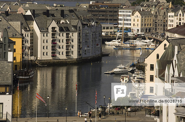 Die alte Stadt Hafen von Alesund (Norwegen)  Skandinavien  Europa