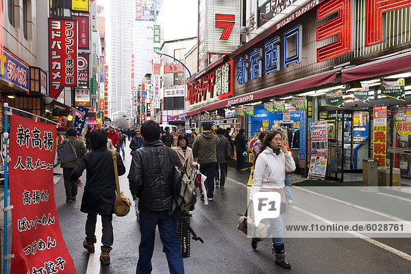 Kamera und Elektronik-Geschäfte in der Nähe von Shinjuku Bahnhof Shinjuku  Tokio  Honshu  Japan  Asien