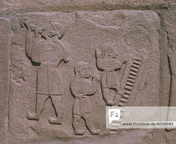 Kopieren Sie bei Ausgrabungen hethitische Reliefs zeigen Schwert Swallowers und Akrobaten  Alaca Huyuk  Anatolien  Türkei  Kleinasien  Eurasien