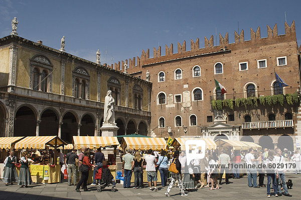Piazza del Signori mit dem Dante-Statue  Chamber Of Commerce 1301 und Scaligeri Palace  Verona  UNESCO World Heritage Site  Veneto  Italien  Europa