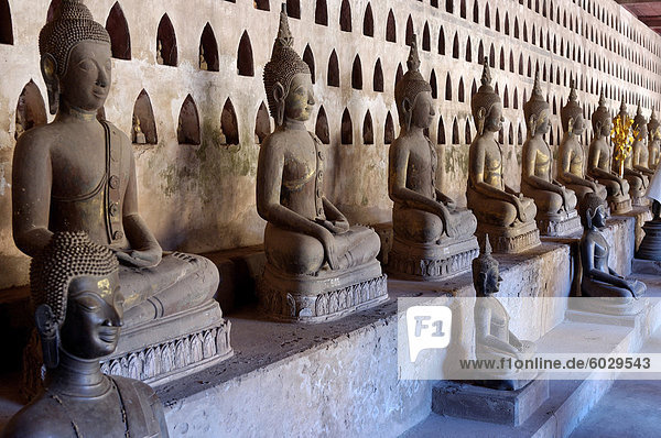 Die Galerie oder Kreuzgang umgibt die Sim  Wat Si Saket  Vientiane  Laos  Indochina  Südostasien  Asien