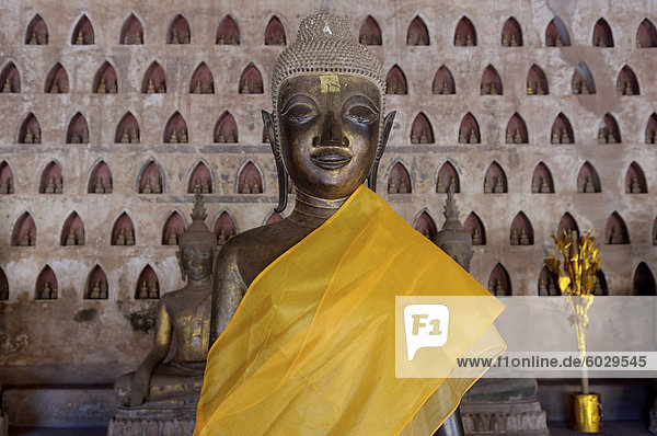 Buddha-Statue in der Galerie oder Kreuzgang umgibt die Sim  Wat Si Saket  Vientiane  Laos  Indochina  Südostasien  Asien