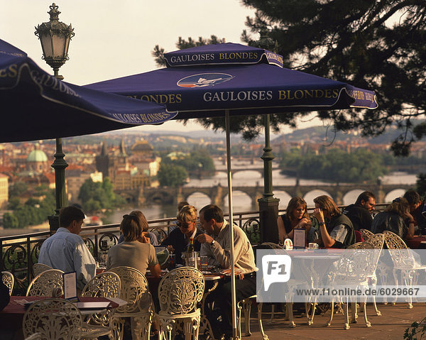 Menschen an Café-Tischen im freien Luft bei der Hanavsky-Pavillon  mit dem Fluss und die Stadt Prag  in der Tschechischen Republik  Europa