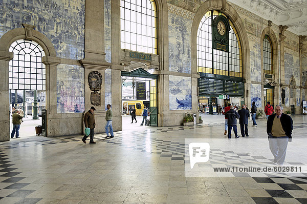 Innenraum des Sao Bento Bahnhof dekoriert mit Kacheln (Azulejos) illustrieren historische Ereignisse gemalt von Jorge Colalo Porto Portugal Europa