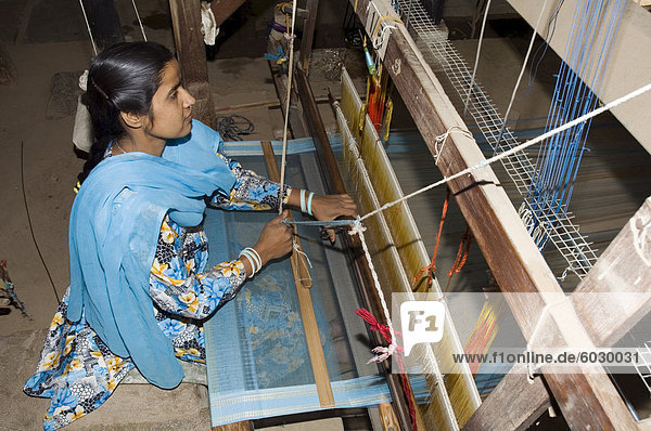 Eine Frau  Weben an einem der Genossenschaften in ein Gebiet  das bekannt ist für seine Saris  Maheshwar  Madhya Pradesh Zustand  Indien  Asien