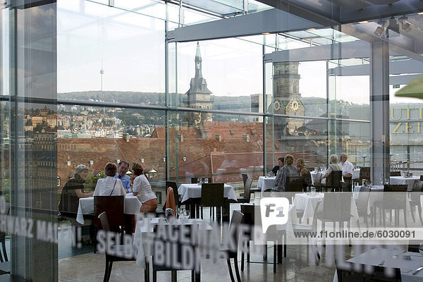 Leute sitzen im Restaurant das Kunstmuseum Café  Stuttgart  Baden Württemberg  Deutschland  Europa