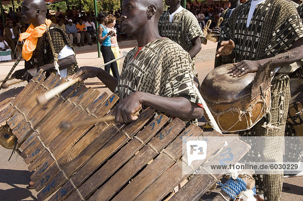 Balafon-Spieler während der Festlichkeiten  Sikasso  Mali  Afrika