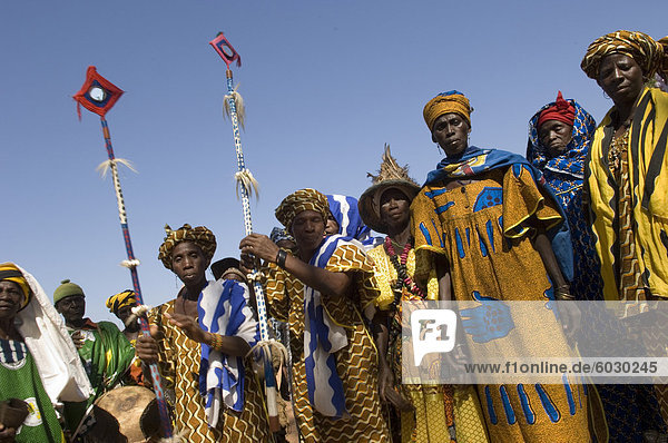 Gruppe von Dorfbewohnern auf Festlichkeiten  Loulouni Village  Sikasso Bereich  Mali  Afrika