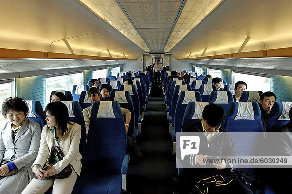 Die Magnetschwebebahn  die weltweit schnellste Zug  vom Pudong International Airport nach der Long Yang Road U-Bahn Bahnhof  Shanghai  China  Asien