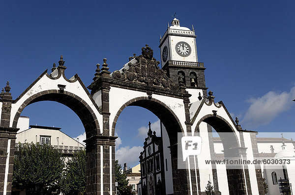 Die drei Bögen  symbolische alte Tore der Stadt Ponta Delgada auf Sao Miguel Island  Azoren  Portugal  Europa