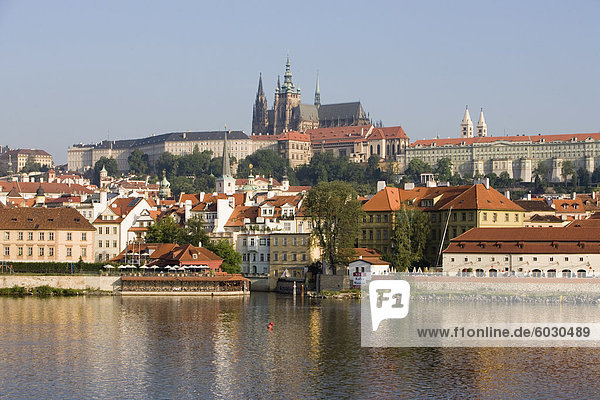 Veitsdom  Königspalast  Burg und Fluss Vltava  UNESCO World Heritage Site  Prag  Tschechische Republik  Europa