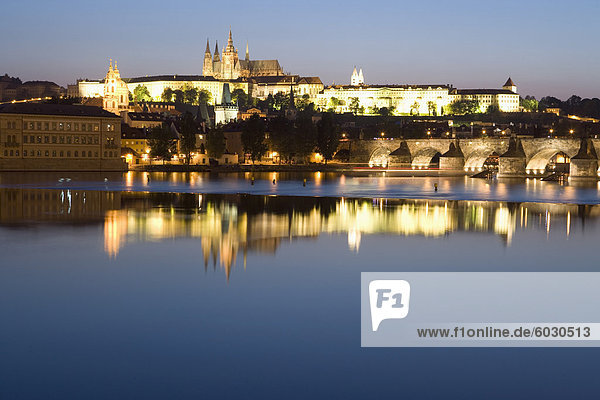 Abend Reflexion im Fluss Vltava der St. Veits Dom  Königspalast Burg und Karlsbrücke  Prag  Tschechische Republik  Europa
