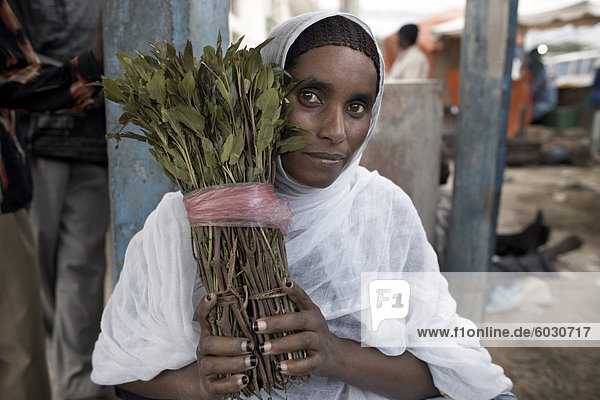Eine Frau Khat (Qat) (Chat) in der Stadt von Hargeisa  Hauptstadt von Somaliland  Somalia  Afrika zu verkaufen