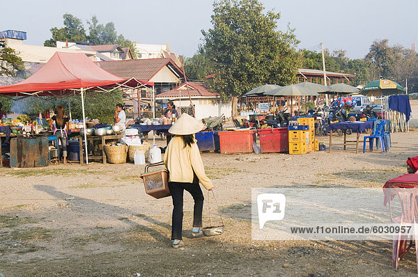 Imbissstände auf Seite des Mekong River  Vientiane  Laos  Indochina  Südostasien  Asien