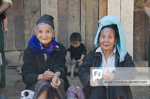 Hmong Dorf Stammes-Frauen verkaufen Kunsthandwerk  Luang Prabang  Laos  Indochina  Südostasien  Asien