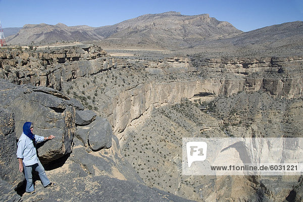 Klippen des Wadi Saydran  unten Dschabal Schams  Wüstung von Sap Bani Khamis ist auf Simsen oberhalb der großen Überhang  Höhepunkt des Jabal Akhdar Gebirge  nördlichen Oman  Naher Osten