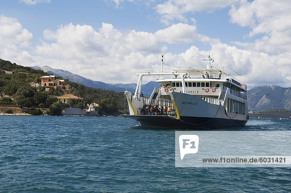 Fähre von Nidri  Lefkada  die Ankunft in Vathy auf der Insel Meganisi  Ionische Inseln  griechische Inseln  Griechenland  Europa