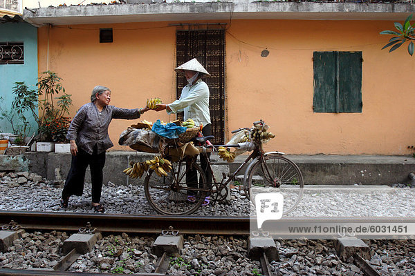Verkauf von Bananen durch die Eisenbahn-tracks in zentrale Hanoi  Vietnam  Indochina  Südostasien  Asien