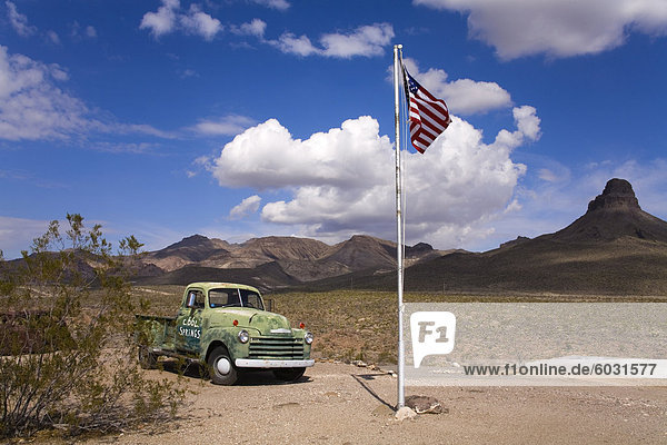 Alte LKW  historischen Cool Springs Tankstelle  Route 66  Arizona  USA  Nordamerika