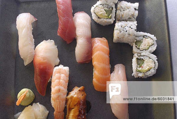 Teller Sushi mit rohem Fisch und gefüllt  Japan  Asien