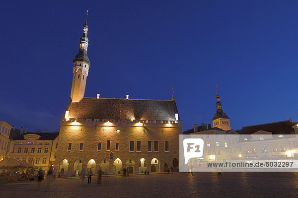 Altes Rathaus in Old Town Square bei Nacht  Old Town  UNESCO Weltkulturerbe  Tallinn  Estland  Baltikum  Europa