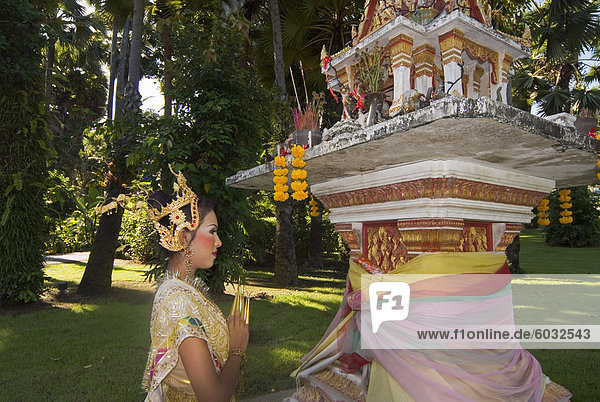 Kleidung Tradition Wohnhaus Gebet Südostasien Mädchen thailändisch