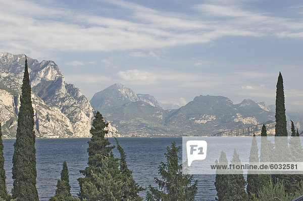 Blick auf Gardasee  Riva del Garda und den Dolomiten jenseits  Italien  Europa Nord