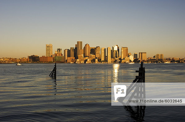 Skyline der Stadt über dem Hafen  Boston  Massachusetts  Neuengland  Vereinigte Staaten von Amerika  Nordamerika