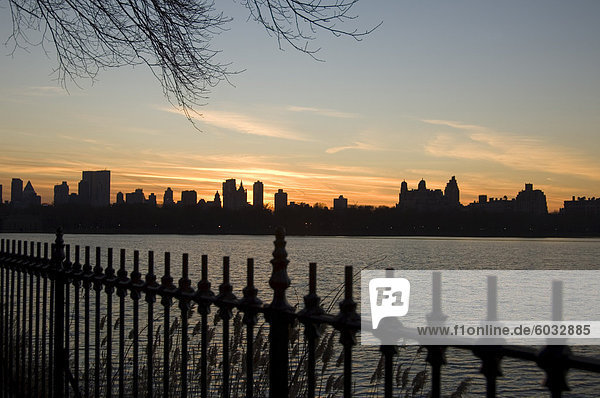 Ein Blick über den Central Park-Stausee auf die Skyline von Manhattan bei Sonnenuntergang  New York City  Vereinigte Staaten von Amerika  Nordamerika