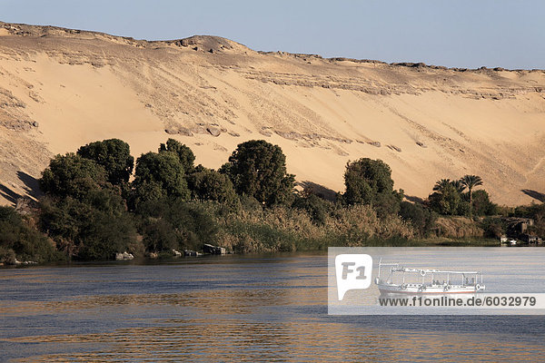 Mit Blick auf den Nil bei Assuan  Ägypten  Nordafrika  Afrika