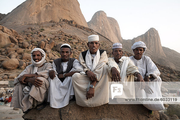 Muslimische Männer entspannen Sie im Schatten des Berges Taka in die Stadt Kassala  Sudan  Afrika