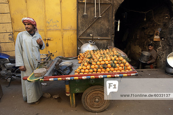 Ein Mann  der Verkauf von Orangen in Khan al-Khalili  Kairo  Ägypten  Nordafrika  Afrika