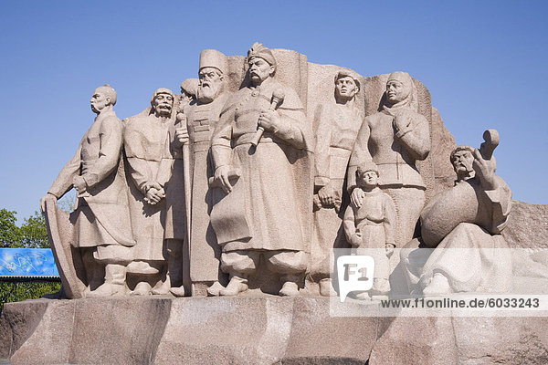 Granitdenkmal der Teilnehmer der Pereyaslavska Rada von 1654  Khreschaty Park  Kiew  Ukraine  Europa
