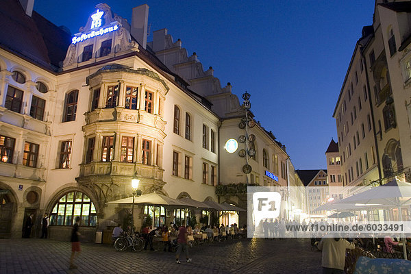 Restaurant Hofbräuhaus am Platzl Square in Münchens berühmteste Bierhalle  München  Bayern  Deutschland  Europa