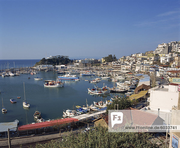 Boote im Yachthafen und die Stadt von Piräus im Hintergrund  in der Nähe von Athen  Griechenland  Europa
