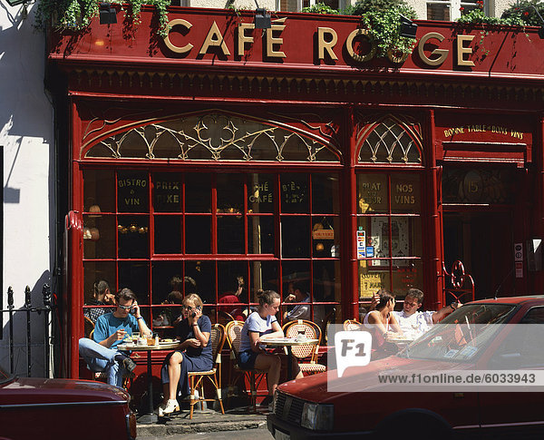 Leute sitzen außen Cafe Rouge  Soho  London  England  Vereinigtes Königreich  Europa