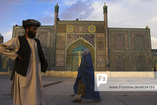 Pilger außerhalb der Schrein von Hazrat Ali  Assissinated 661  Mazar-I-Sharif  Balkh war Provinz  Afghanistan  Asien