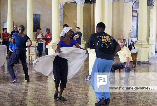 Tänzer während einer Probe in einer alten Halle  Santiago De Cuba  Kuba  Westindische Inseln  Mittelamerika