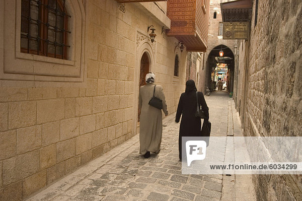 Syrische Frauen zu Fuß durch die Altstadt  Al-Jdeida  Syrien  Aleppo (Haleb) und Naher Osten
