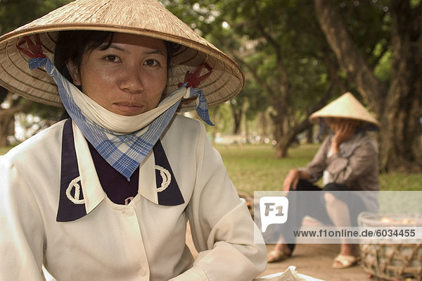 Lady konischer Hut  Hanoi  Nordvietnam  Südostasien  Asien