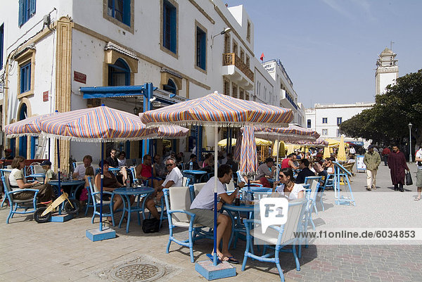 Café im Quadrat  Essaouira  Marokko  Nordafrika  Afrika