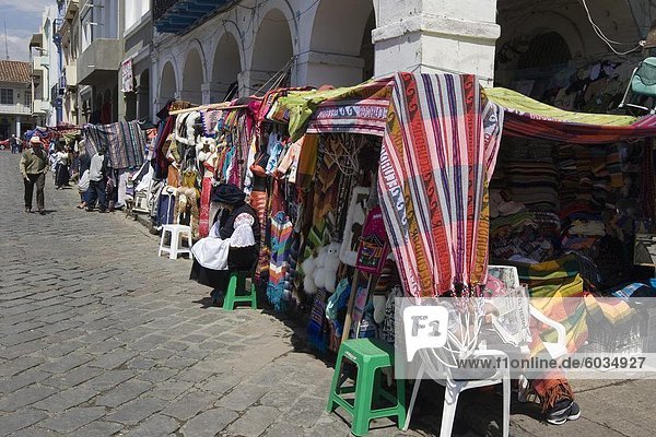 Bunte Kleidung und Textilien für Touristen auf dem Markt am Plaza San Francisco  Cuenca  Provinz Azuay  Southern Highlands  Ecuador  Südamerika
